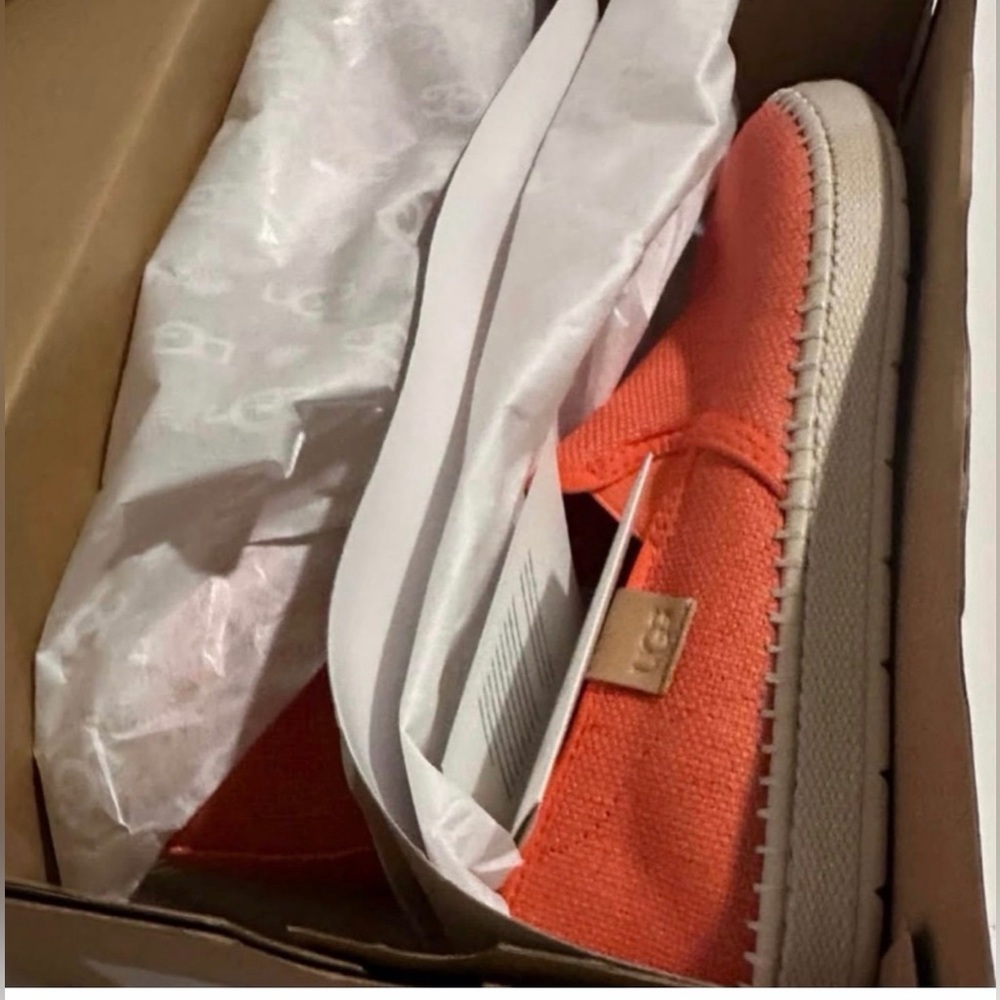 UGG NWT Women Slip On Coral Luciah Shoes SZ 7 - NEW in box - Picture 2 of 3